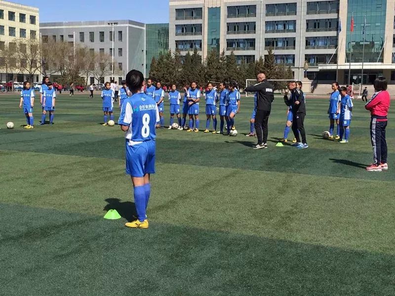 学生踢足球拿冠军_踢足球冠军是谁_踢球冠军应该说什么感言