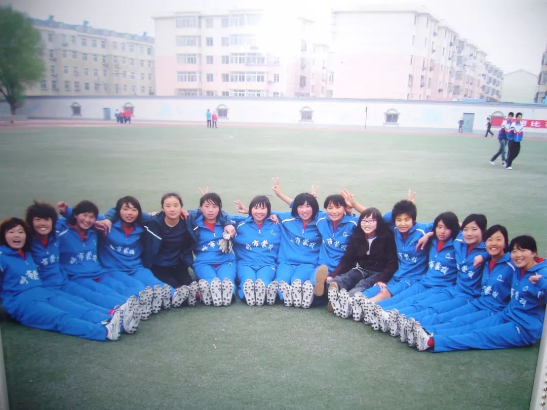 踢球冠军应该说什么感言_学生踢足球拿冠军_踢足球冠军是谁