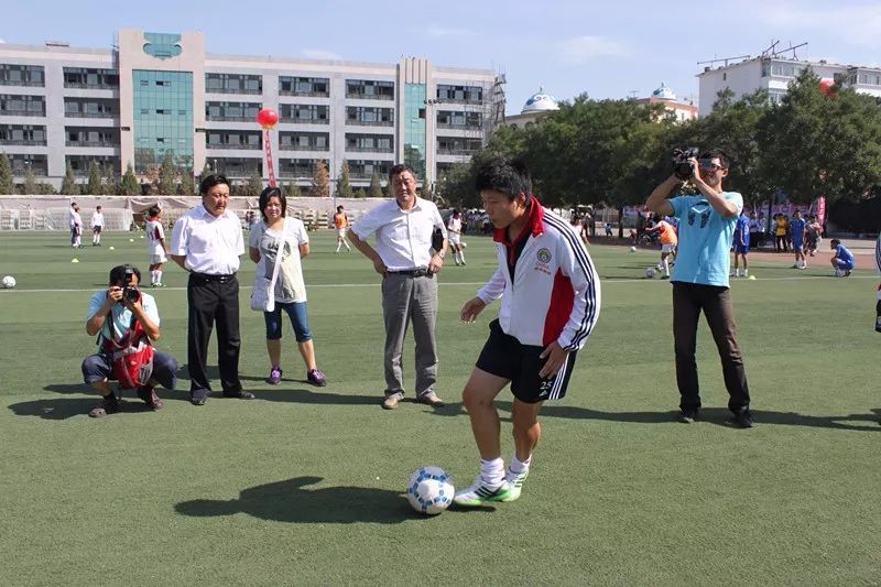学生踢足球拿冠军_踢足球冠军是谁_踢球冠军应该说什么感言