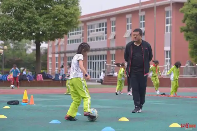 踢足球拿冠军怎么发朋友圈_踢足球冠军是谁_学生踢足球拿冠军