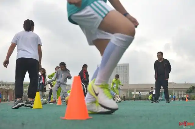 学生踢足球拿冠军_踢足球冠军是谁_踢足球拿冠军怎么发朋友圈