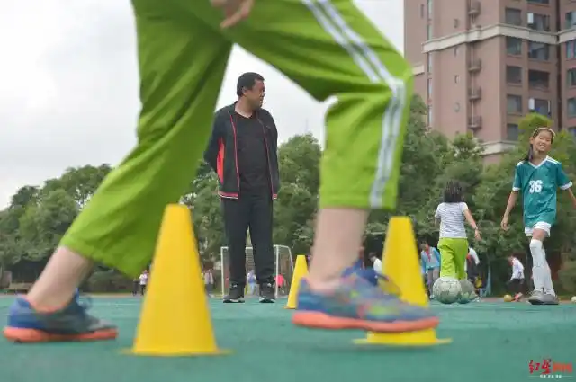 踢足球冠军是谁_学生踢足球拿冠军_踢足球拿冠军怎么发朋友圈