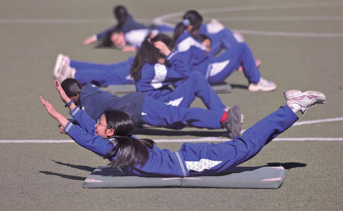 2月20日，北京市广渠门中学，体育课上女生练习仰卧起坐。