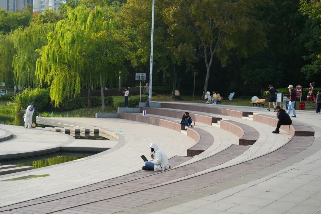 公园健身的地方叫什么_场地公园健身房图片_公园健身场地