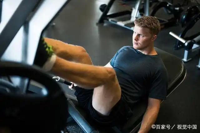 蹲腿锻炼_蹲腿好处健身吗_健身蹲腿的好处