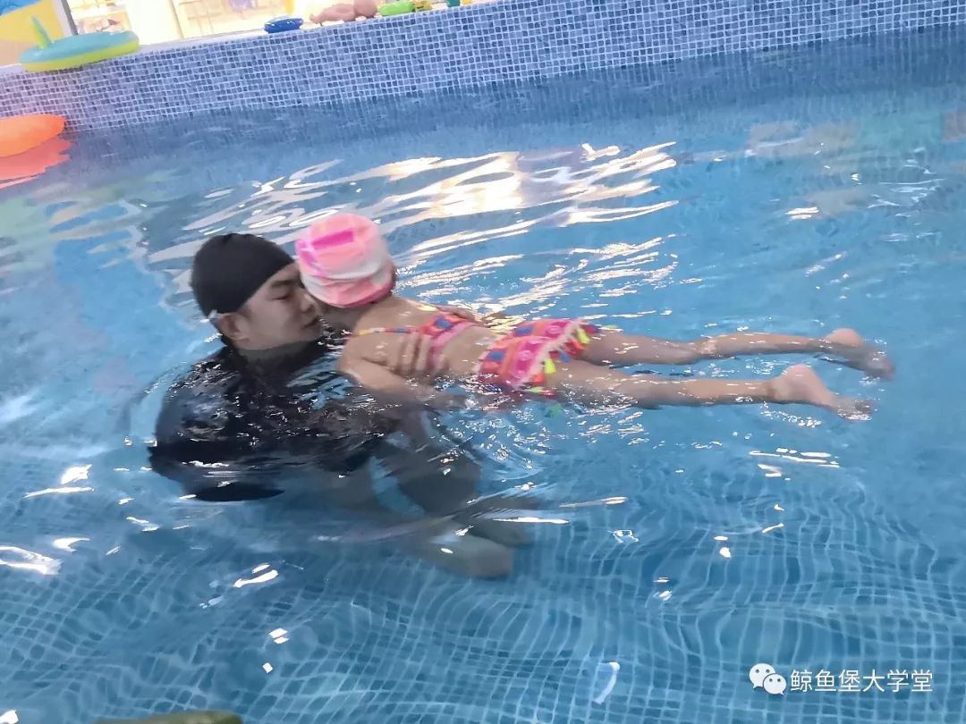 游泳如何站立漂浮_站立游泳技巧视频教程_游泳从漂浮到站立技巧是什么