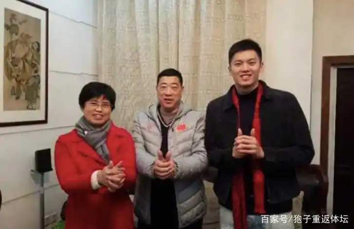 游泳冠军汪顺领奖时刻_游泳运动员汪顺视频_游泳冠军汪顺个人资料