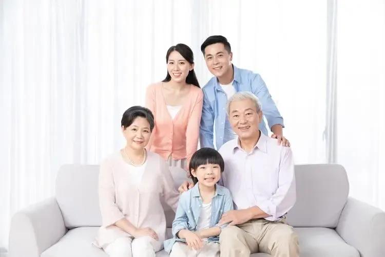合照适合挂在家里什么地方_摆放合照日常家庭怎么摆放_日常家庭合照怎么摆放