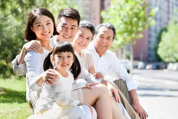 合照适合挂在家里什么地方_摆放合照日常家庭怎么摆放_日常家庭合照怎么摆放